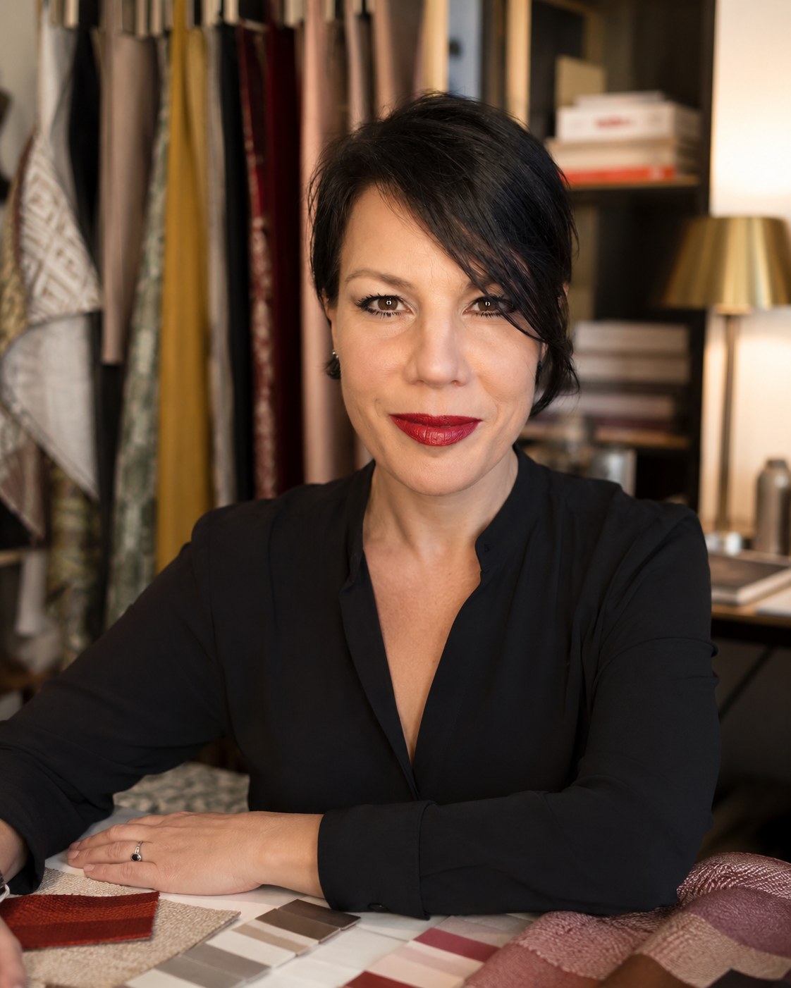 Anouk van Wort, Raumausstattermeisterin und Interior Designerin, in ihrem Atelier mit Stoffmustern